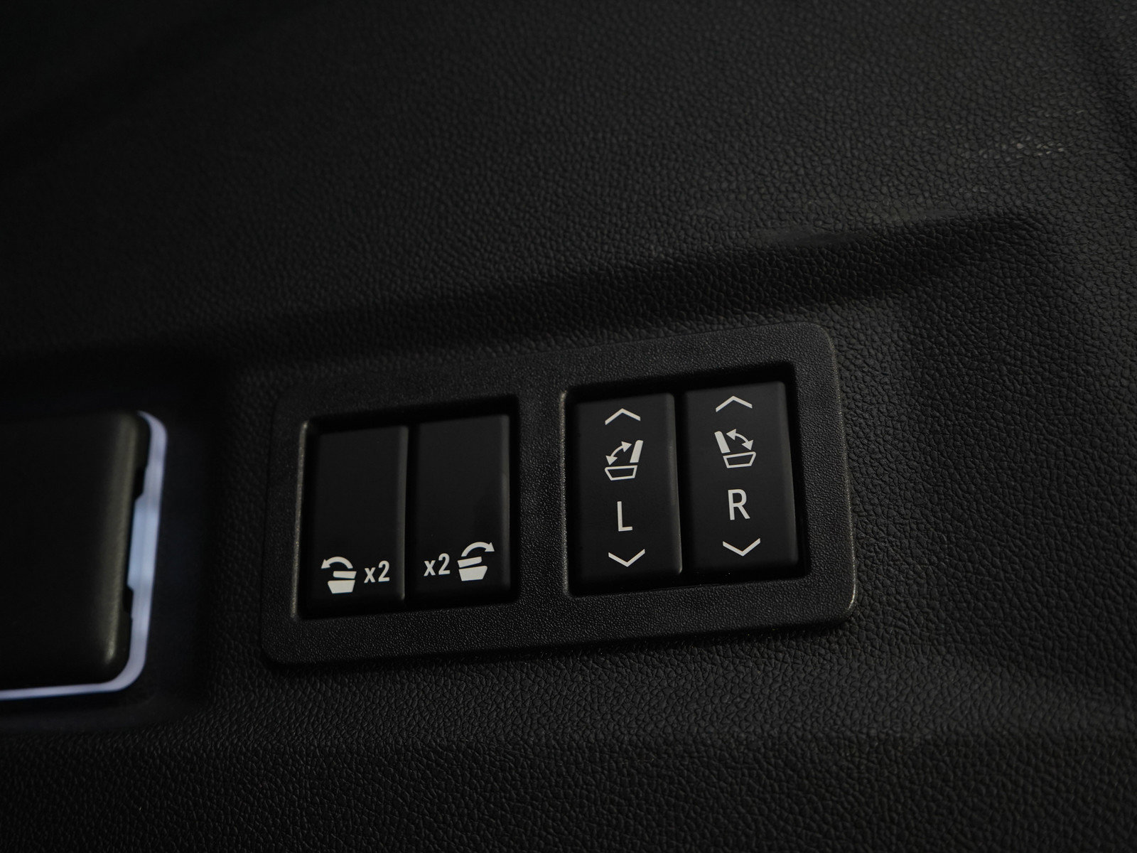 Used 2023 GMC Yukon AT4 w/ Technology Package AWD/4WD image 11