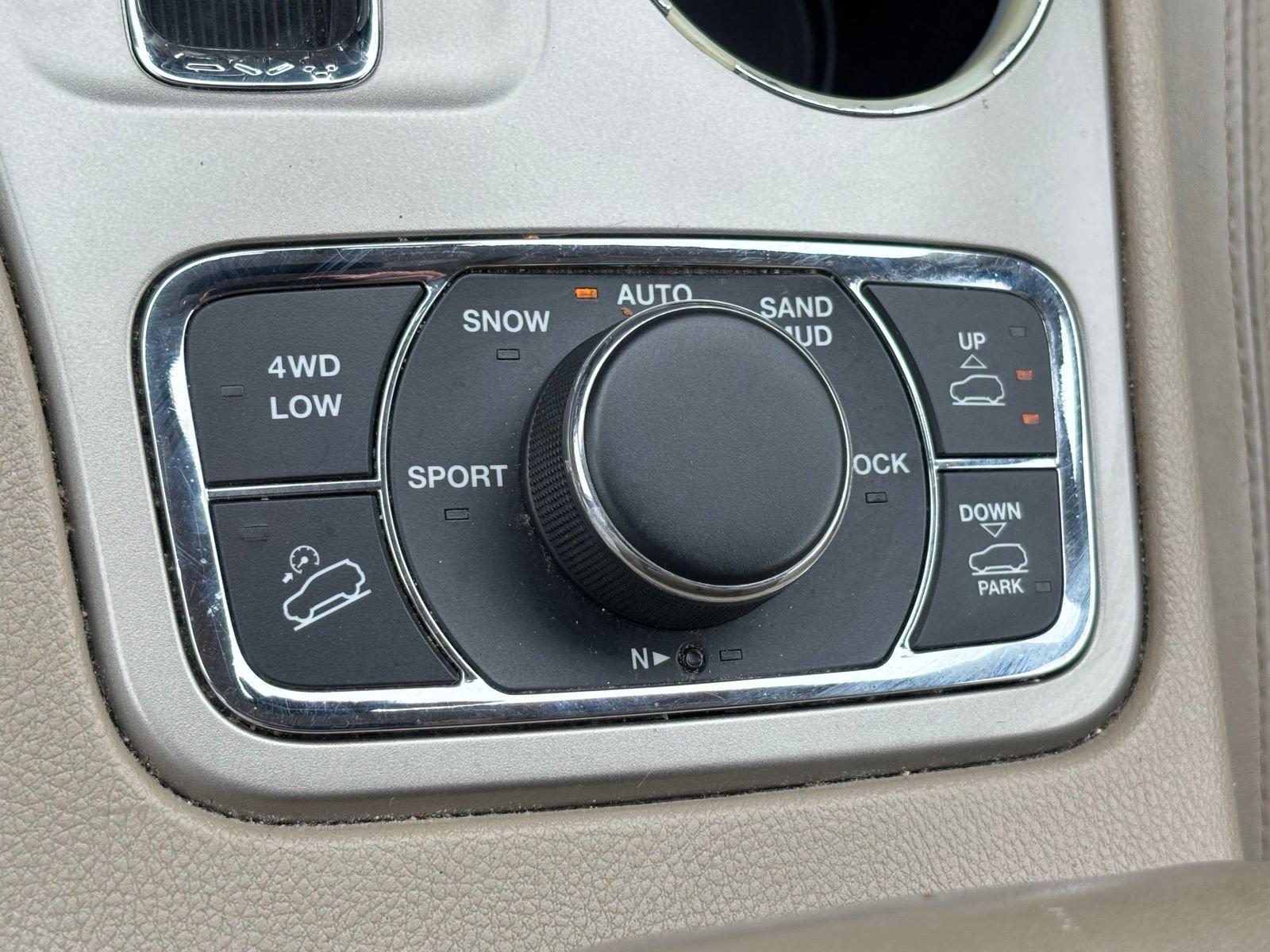 Used 2013 Jeep Grand Cherokee Overland w/ Advance Technology Group AWD/4WD image 24