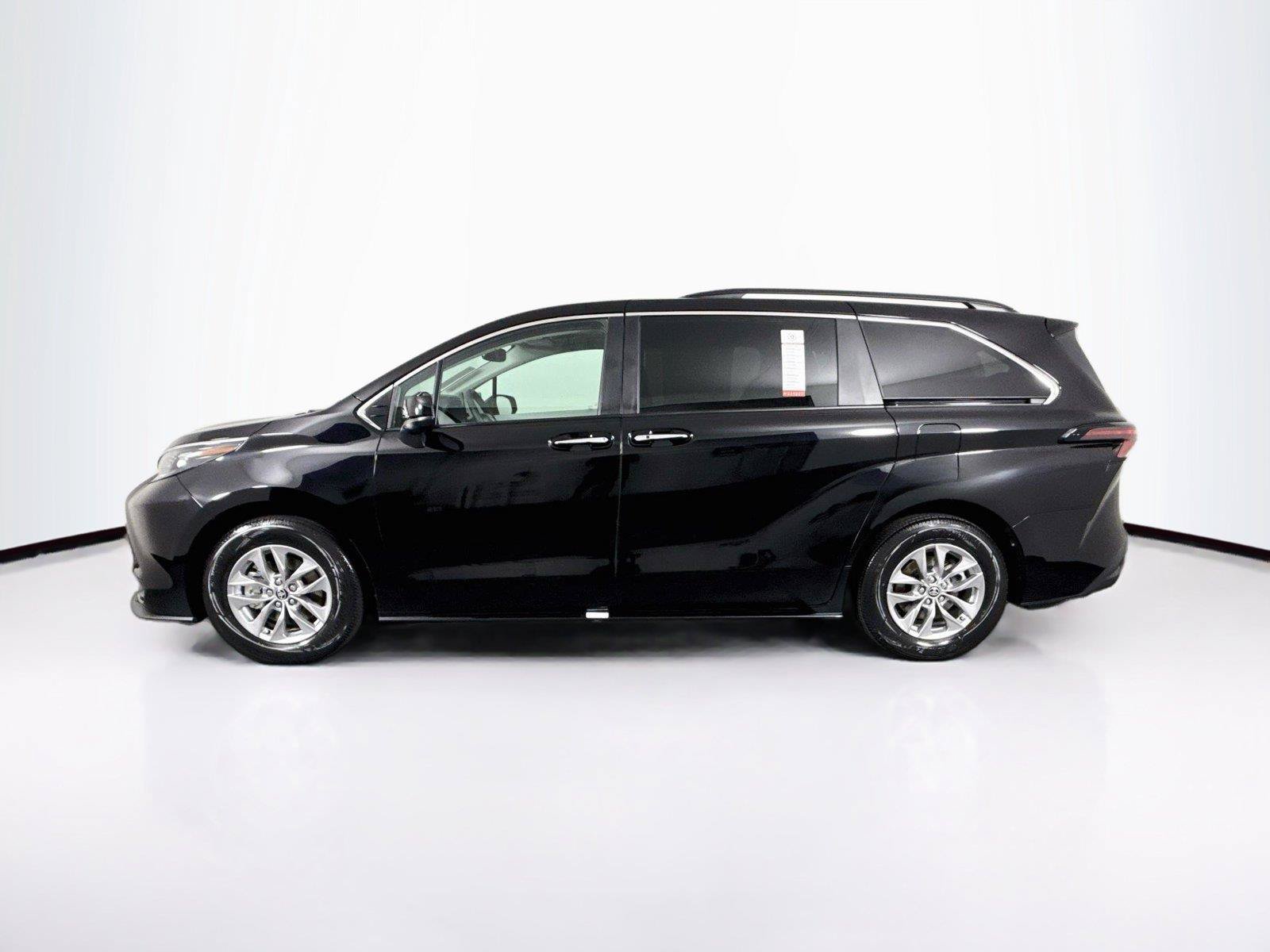 Certified 2026 Toyota Sienna XLE FWD image 14