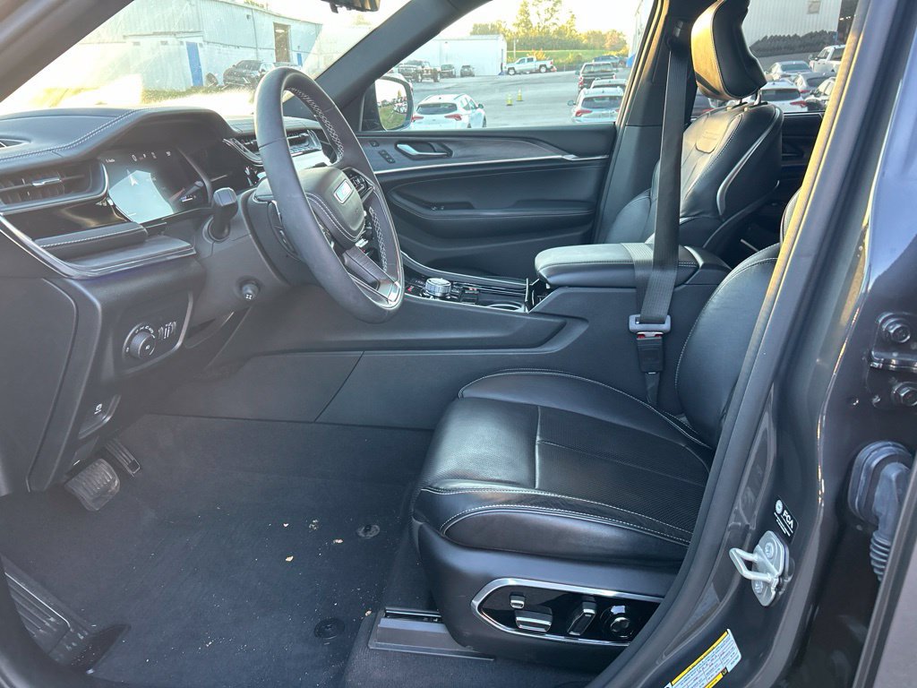 Used 2023 Jeep Grand Cherokee Overland w/ Luxury Tech Group IV AWD/4WD image 6