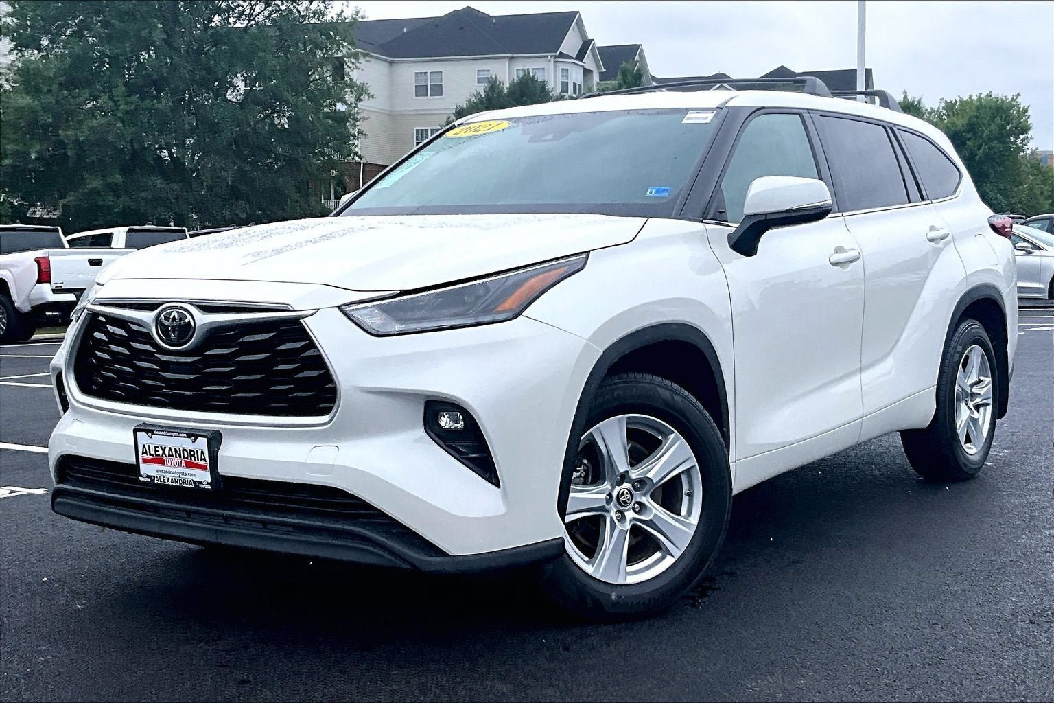 Used 2021 Toyota Highlander LE AWD/4WD image 1