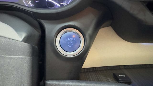 Used 2021 Toyota Sienna Limited FWD image 27