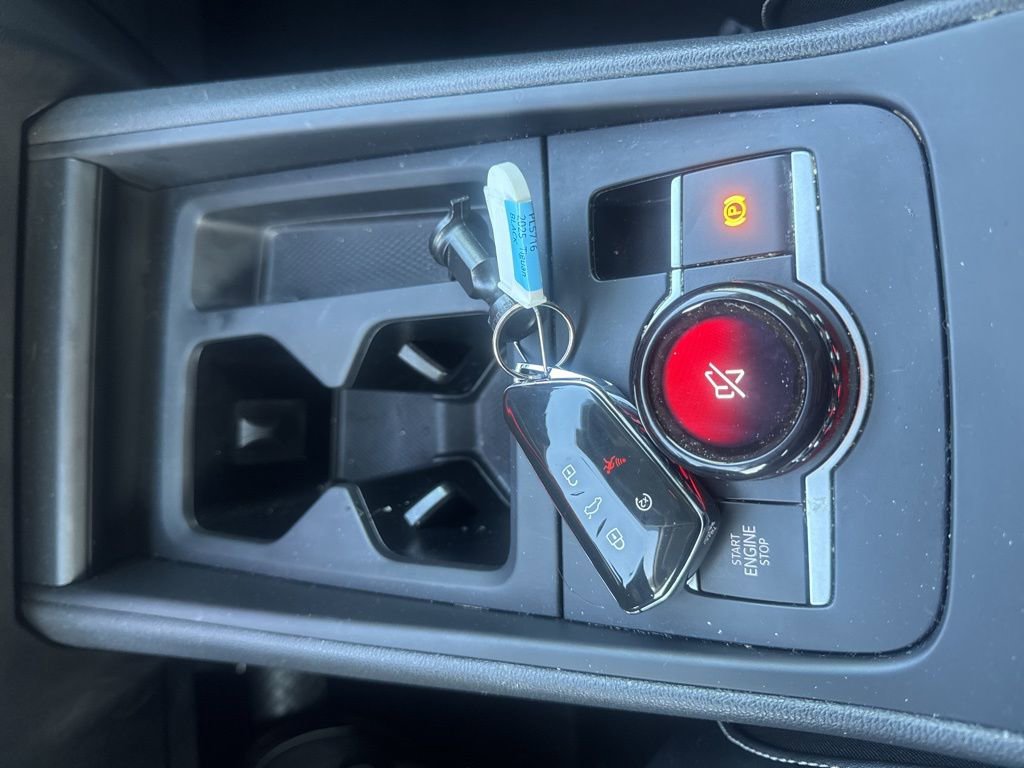 Used 2025 Volkswagen Tiguan SE FWD image 23