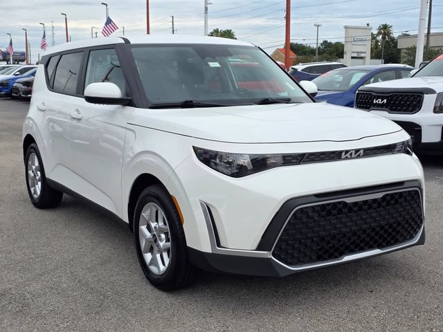 Certified 2025 Kia Soul LX w/ LX Technology Package FWD image 4