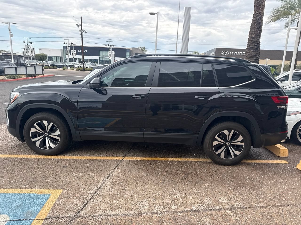Used 2025 Volkswagen Atlas SE AWD/4WD image 4