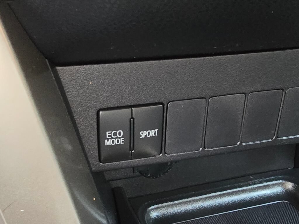 Used 2015 Toyota RAV4 LE AWD/4WD image 25