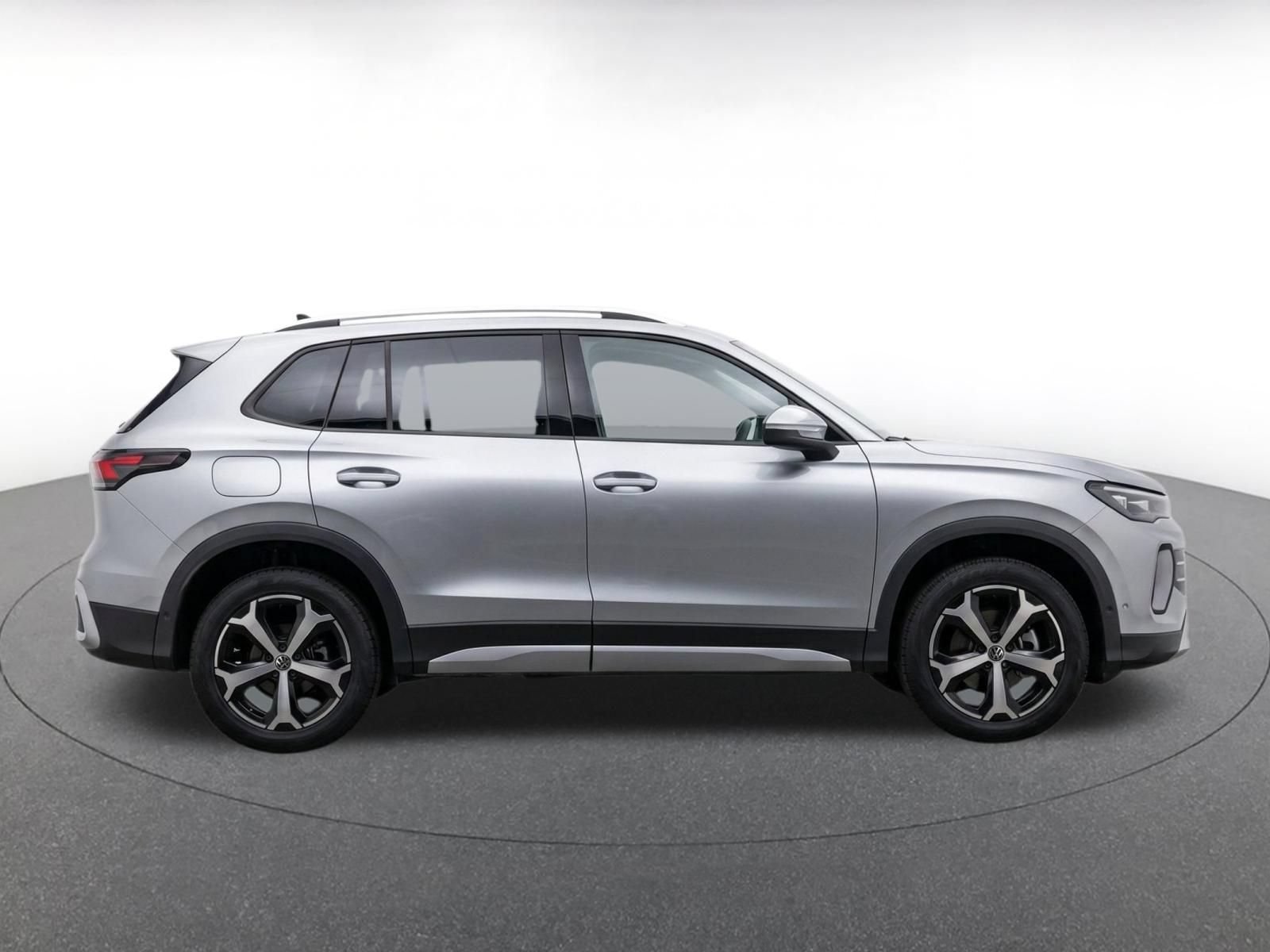 Used 2026 Volkswagen Tiguan SE AWD/4WD image 9