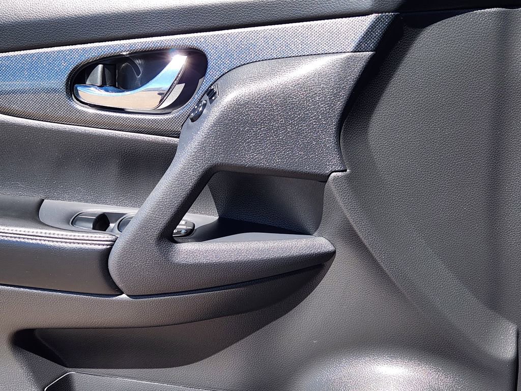 Used 2015 Nissan Rogue SL w/ SL Premium Package image 19