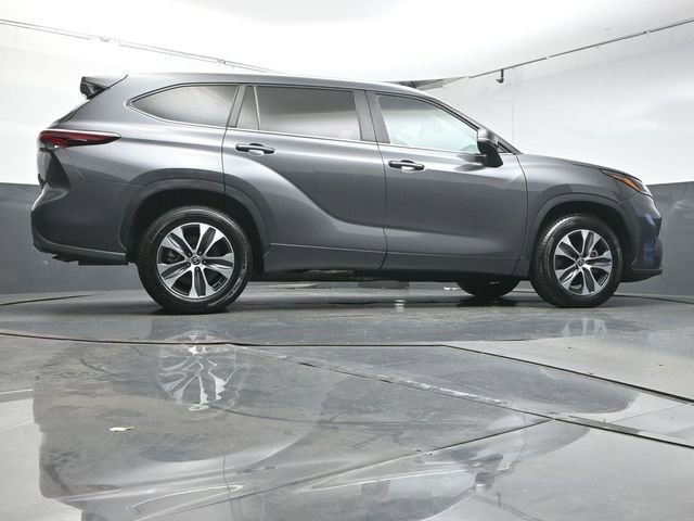Used 2024 Toyota Highlander XLE FWD image 39