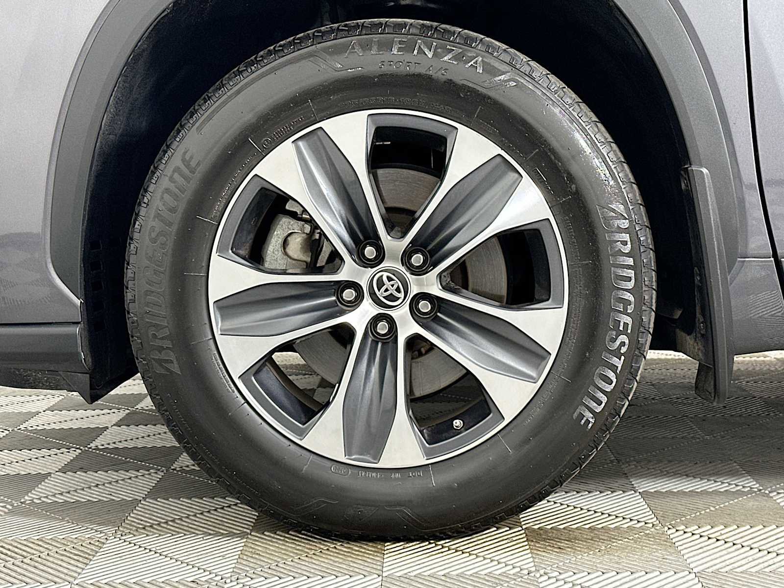 Used 2024 Toyota Highlander XLE image 30