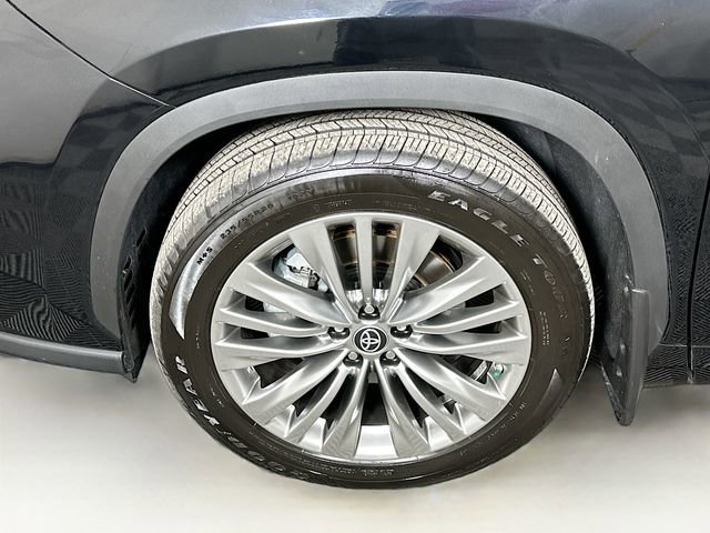 Used 2025 Toyota Highlander Platinum image 20