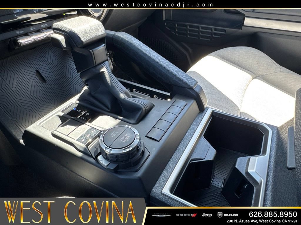 Used 2025 Toyota 4Runner SR5 AWD/4WD image 29