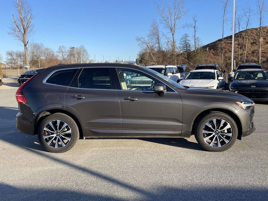 Used 2023 Volvo XC60 B5 Core image 29