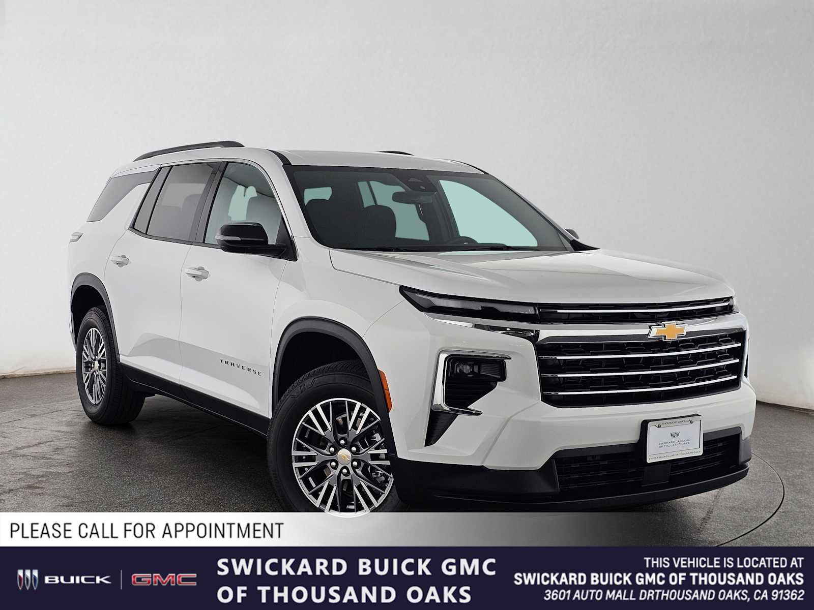 Used 2025 Chevrolet Traverse LT FWD image 1