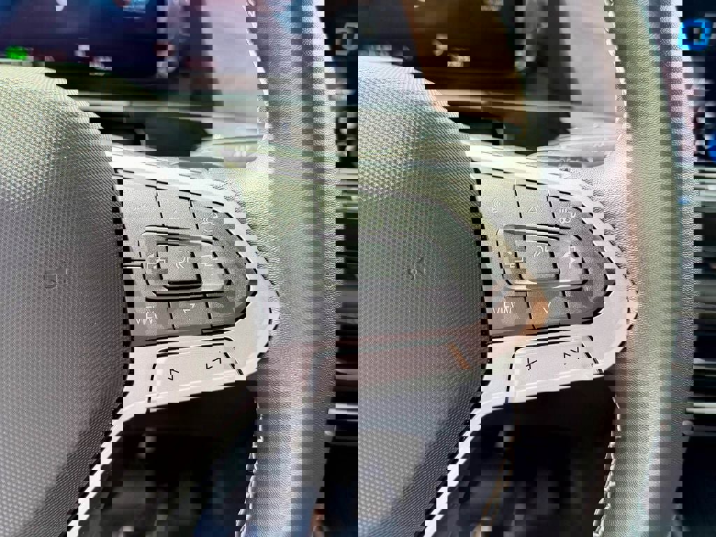 Used 2025 Volkswagen Atlas SE image 29