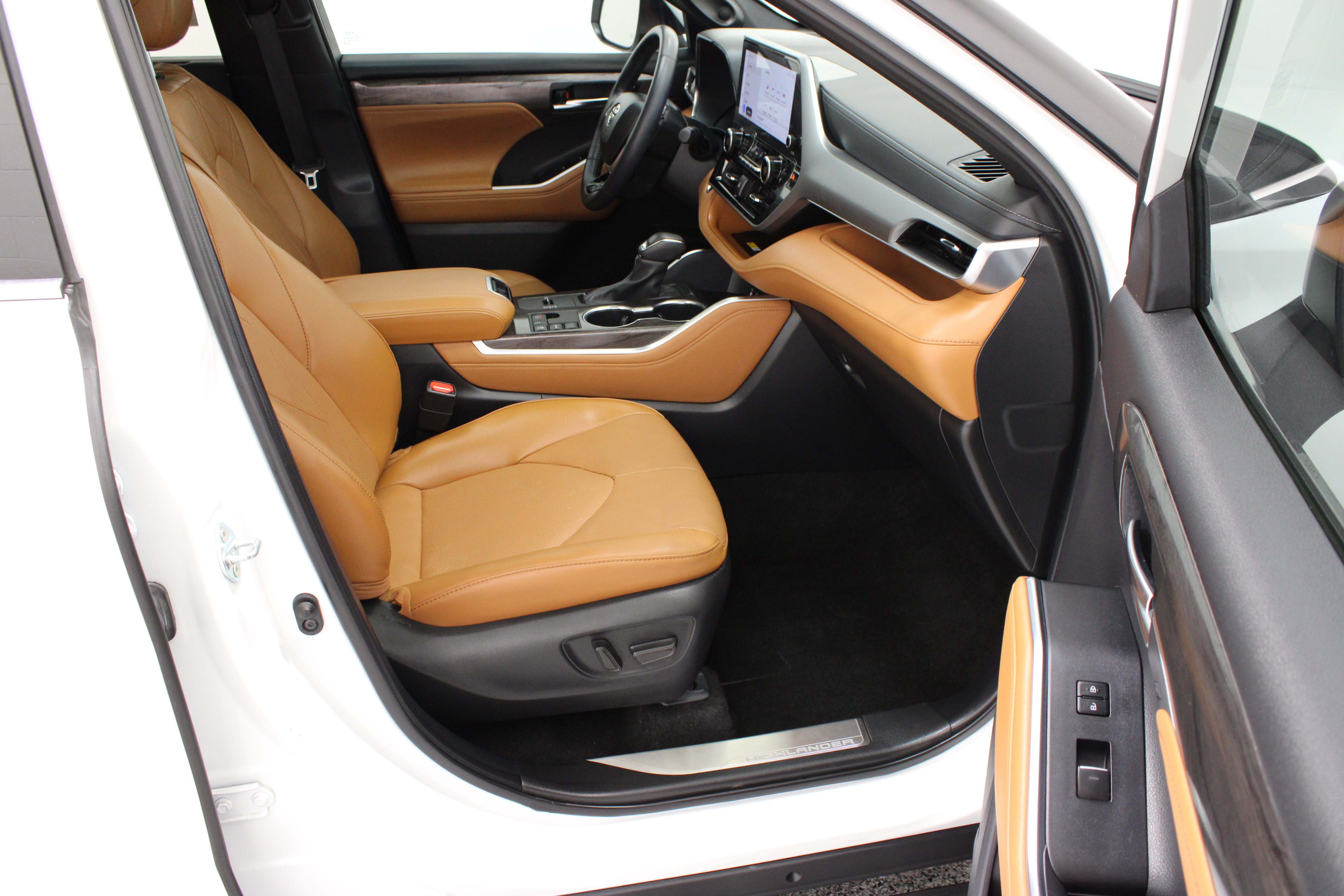 Used 2024 Toyota Highlander Platinum FWD image 42
