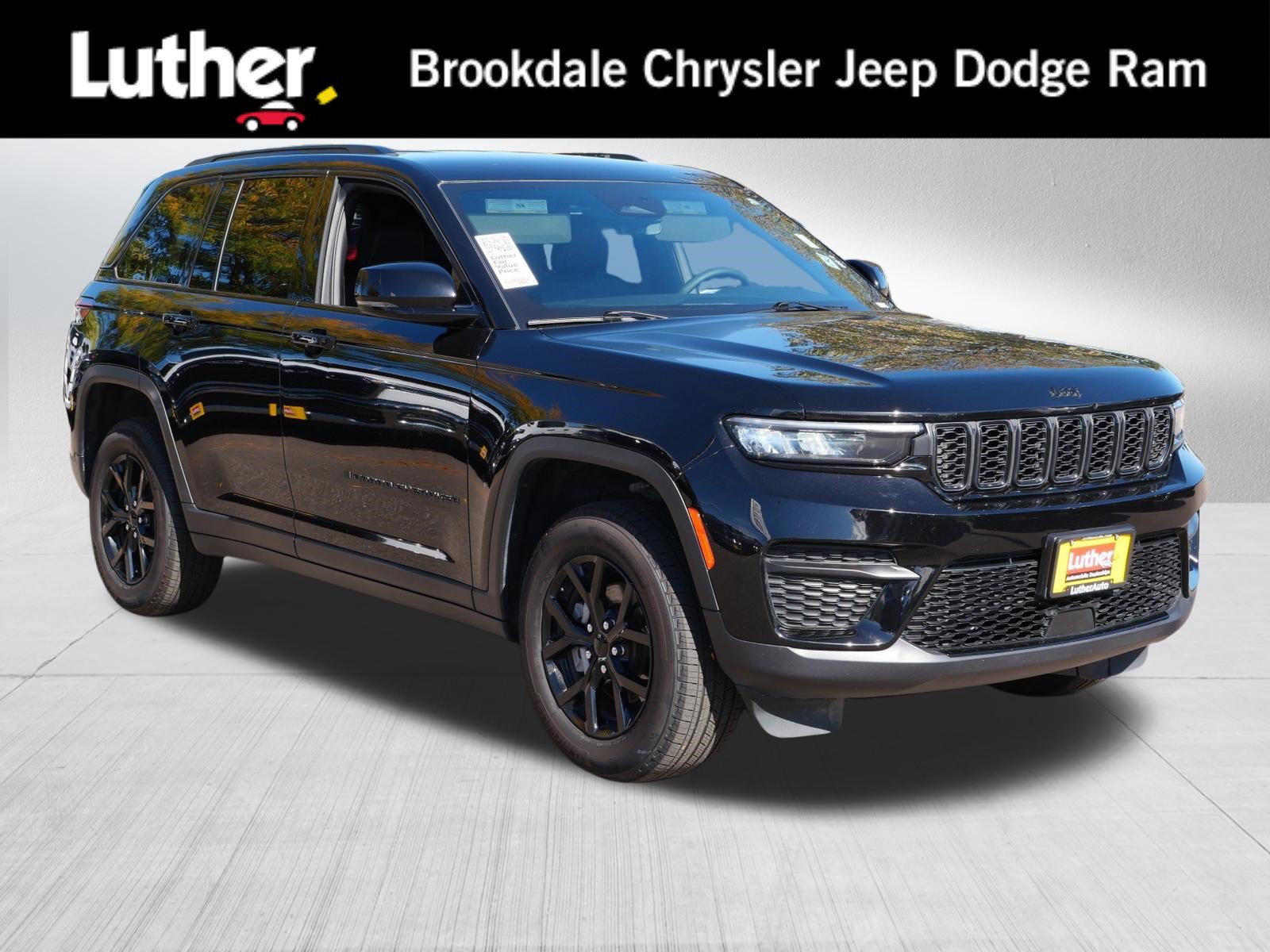 Used 2025 Jeep Grand Cherokee Altitude AWD/4WD image 1