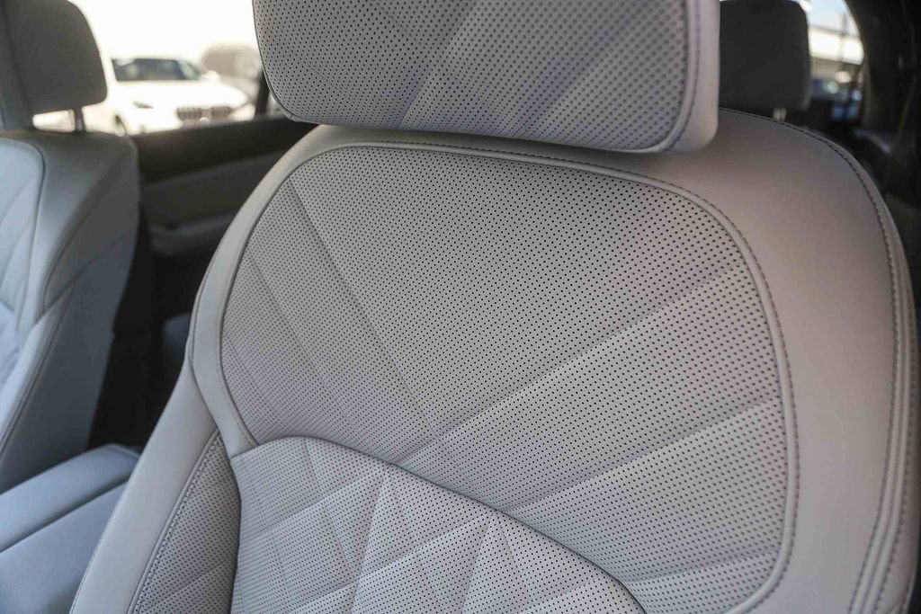 Certified 2025 BMW X7 xDrive40i w/ M Sport Package AWD/4WD image 22