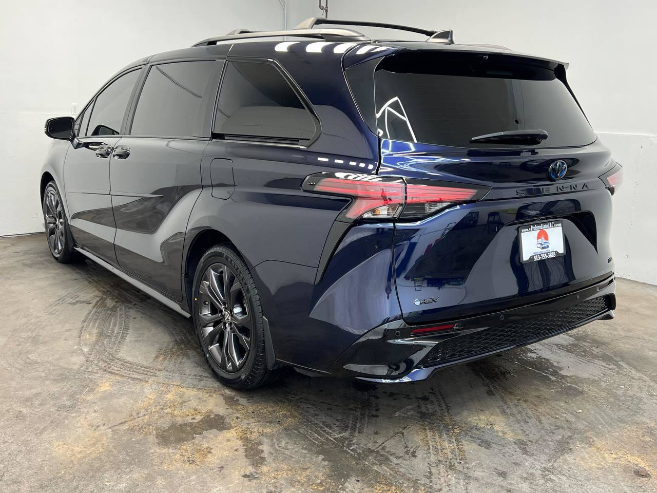 Used 2025 Toyota Sienna XSE w/ XSE Premium Package FWD image 2
