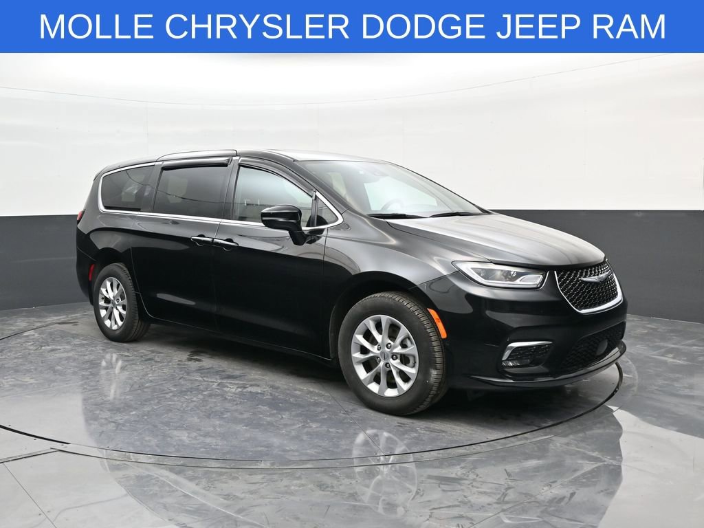 Used 2025 Chrysler Pacifica Select image 1