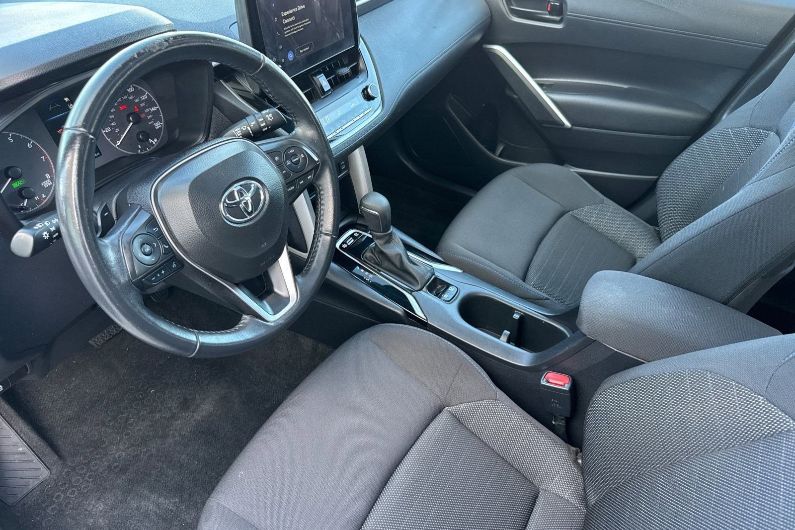 Used 2024 Toyota Corolla Cross SE w/ Moonroof Package image 4