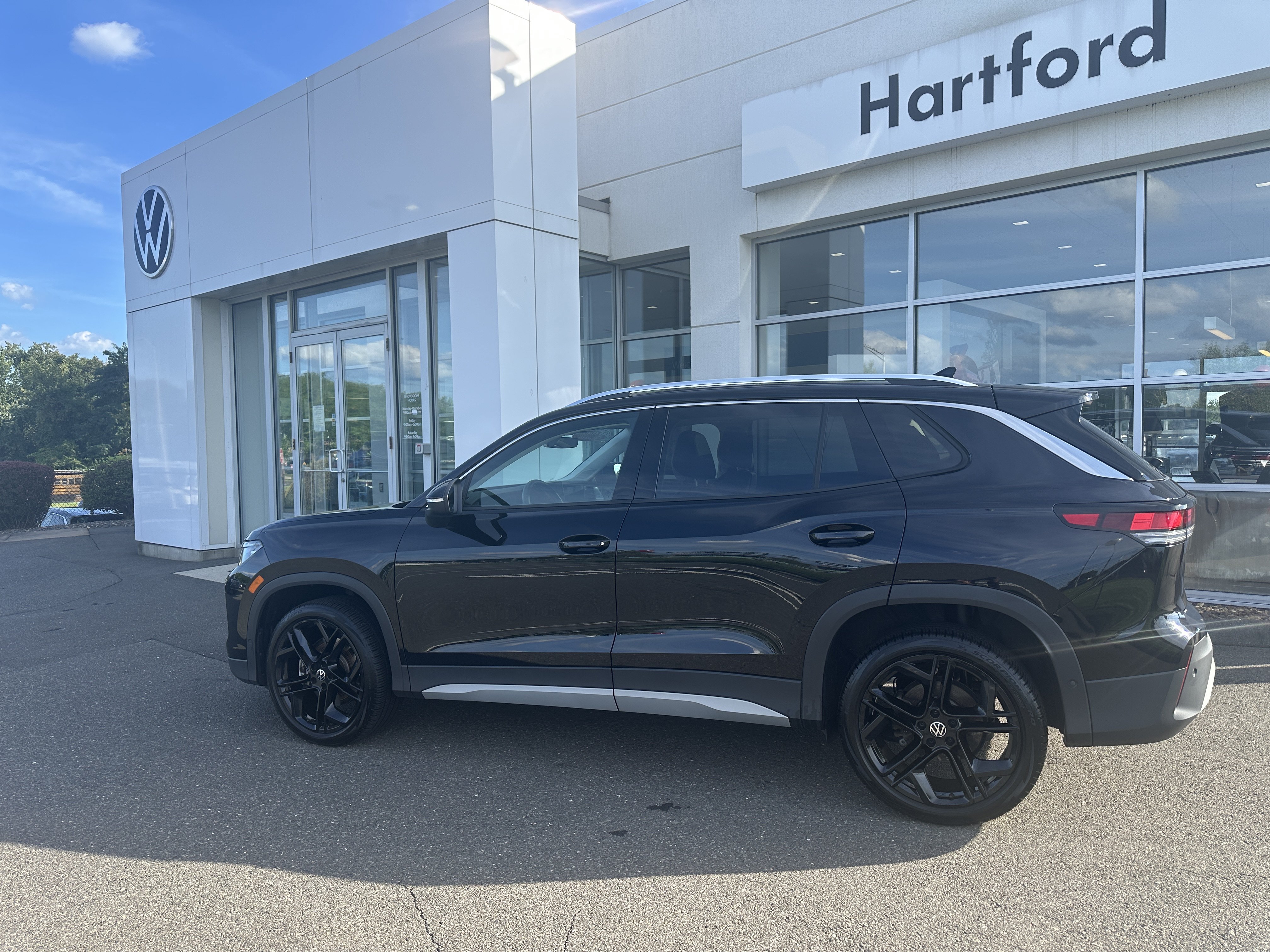 Certified 2025 Volkswagen Tiguan SE w/ Panoramic Sunroof Package AWD/4WD image 1