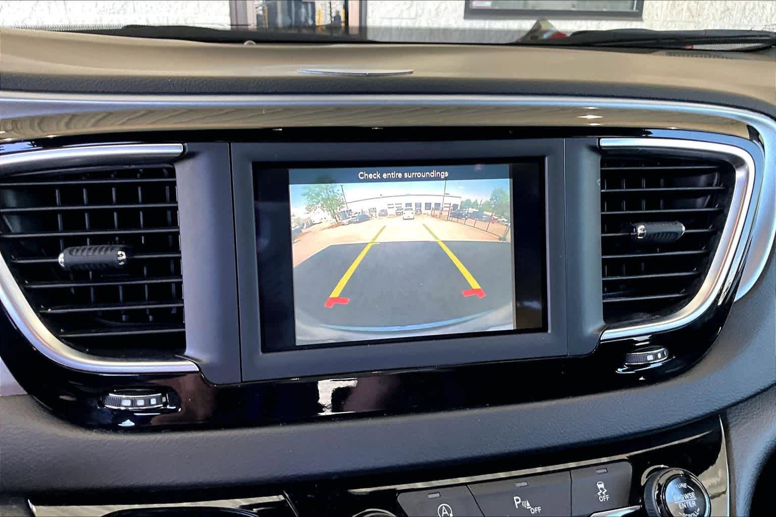 Used 2019 Chrysler Pacifica Touring Plus w/ S Appearance Package FWD image 28
