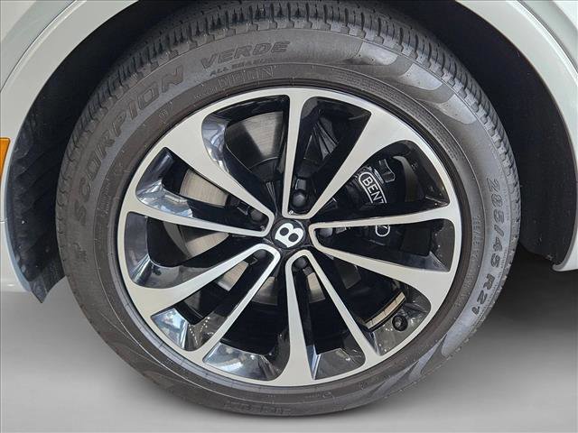 Used 2022 Bentley Bentayga image 21