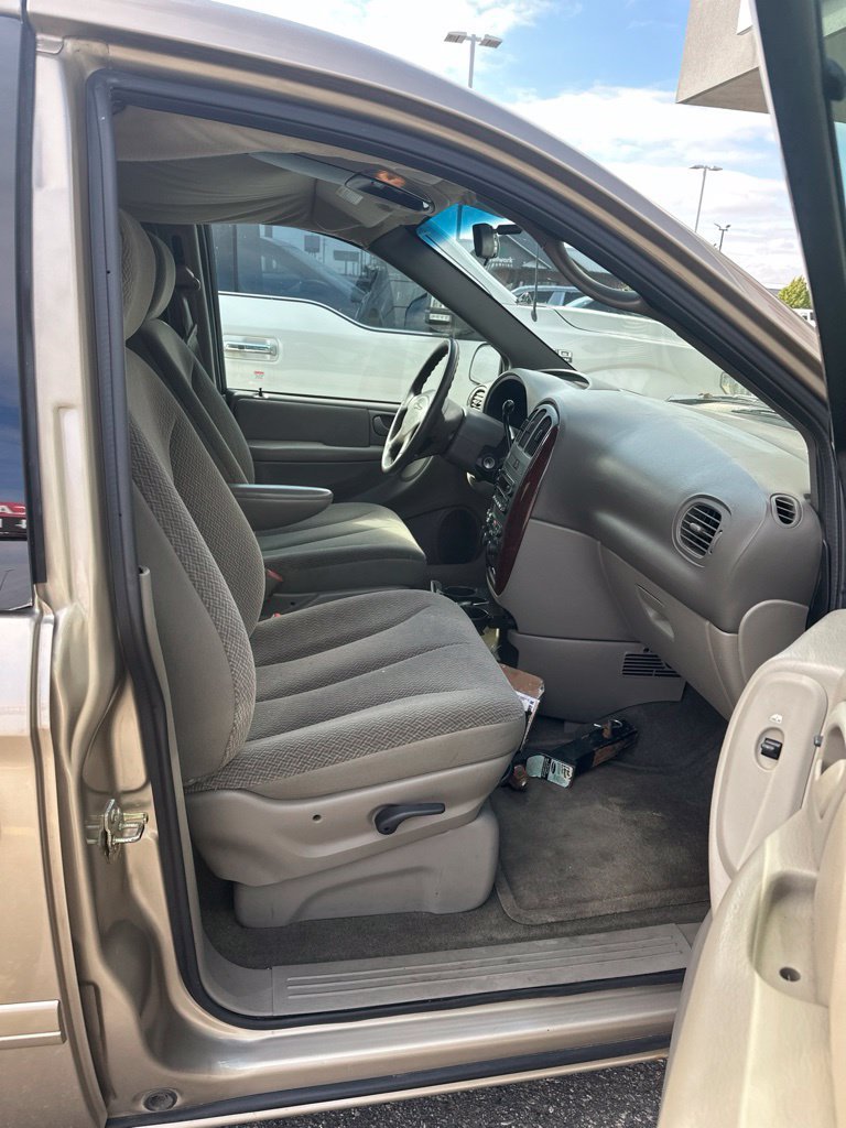 Used 2004 Chrysler Town & Country LX w/ Popular Equipment Group FWD image 17