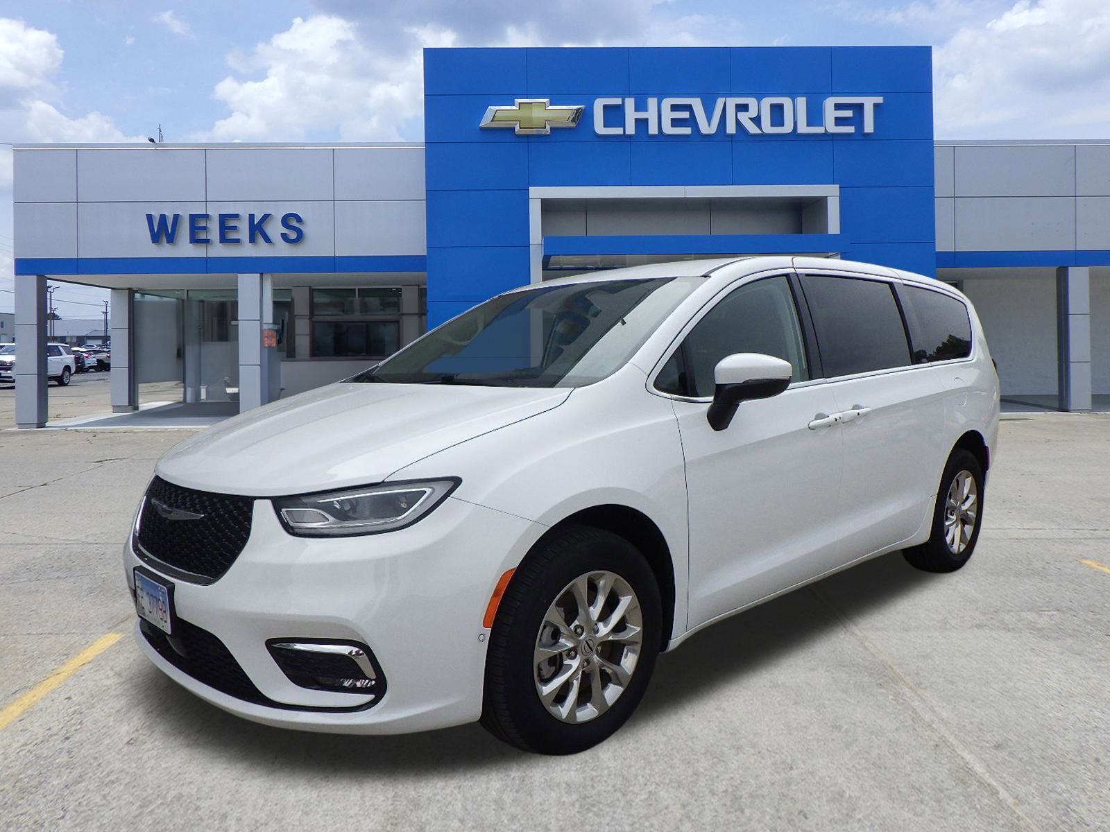 Used 2023 Chrysler Pacifica Touring-L image 1