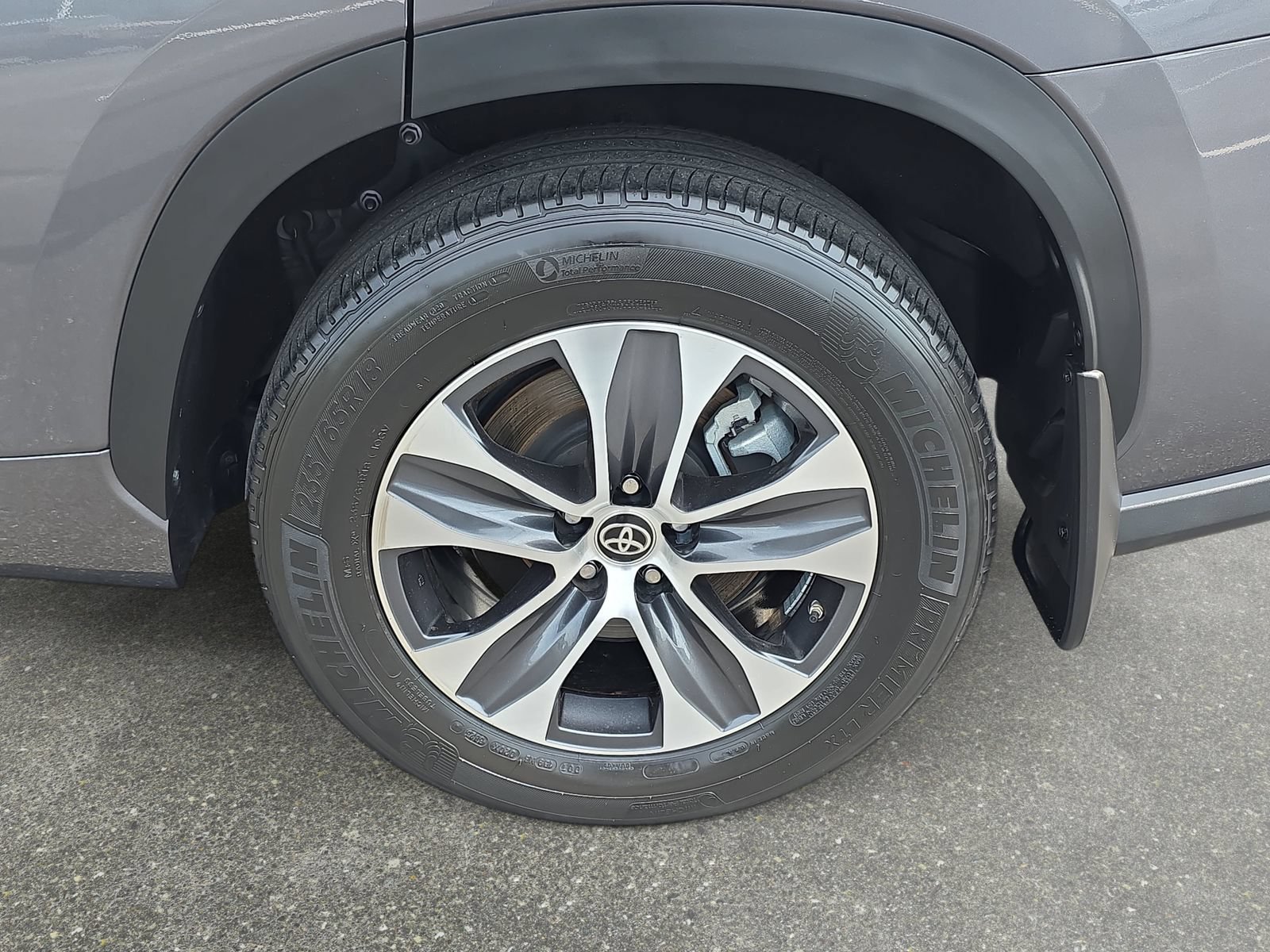 Used 2023 Toyota Highlander XLE FWD image 32