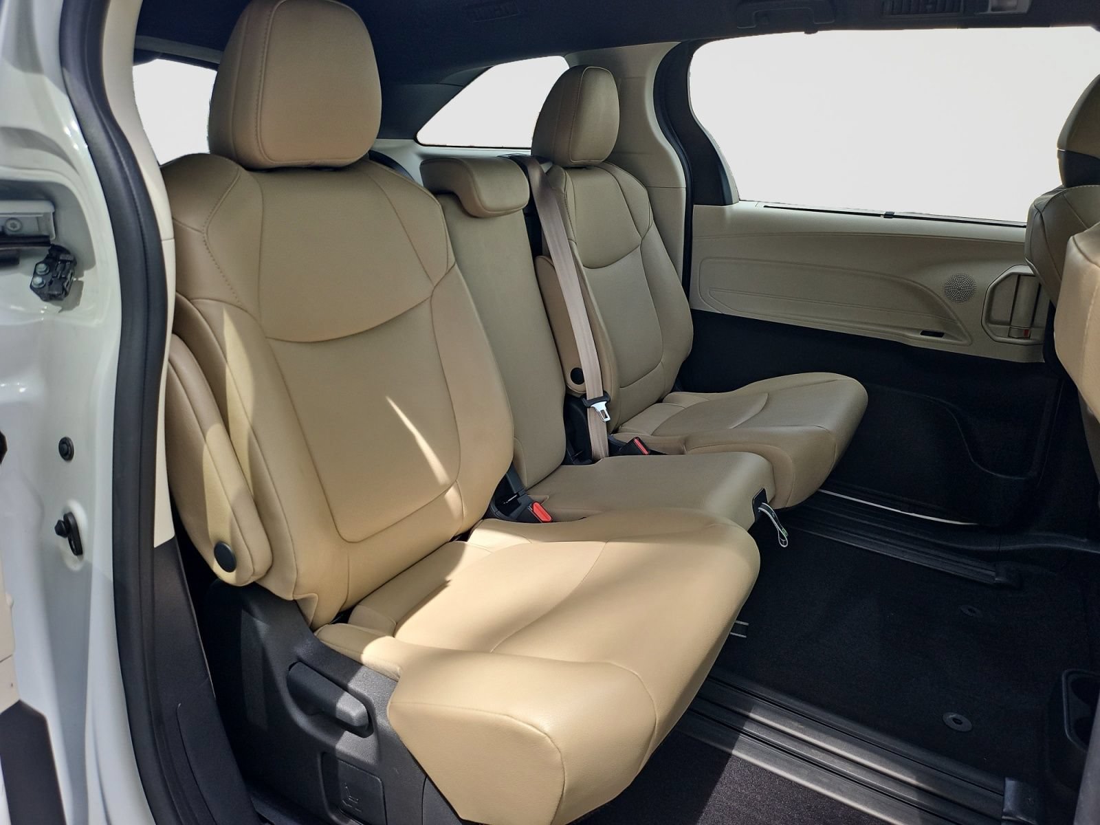 Used 2023 Toyota Sienna XLE FWD image 45
