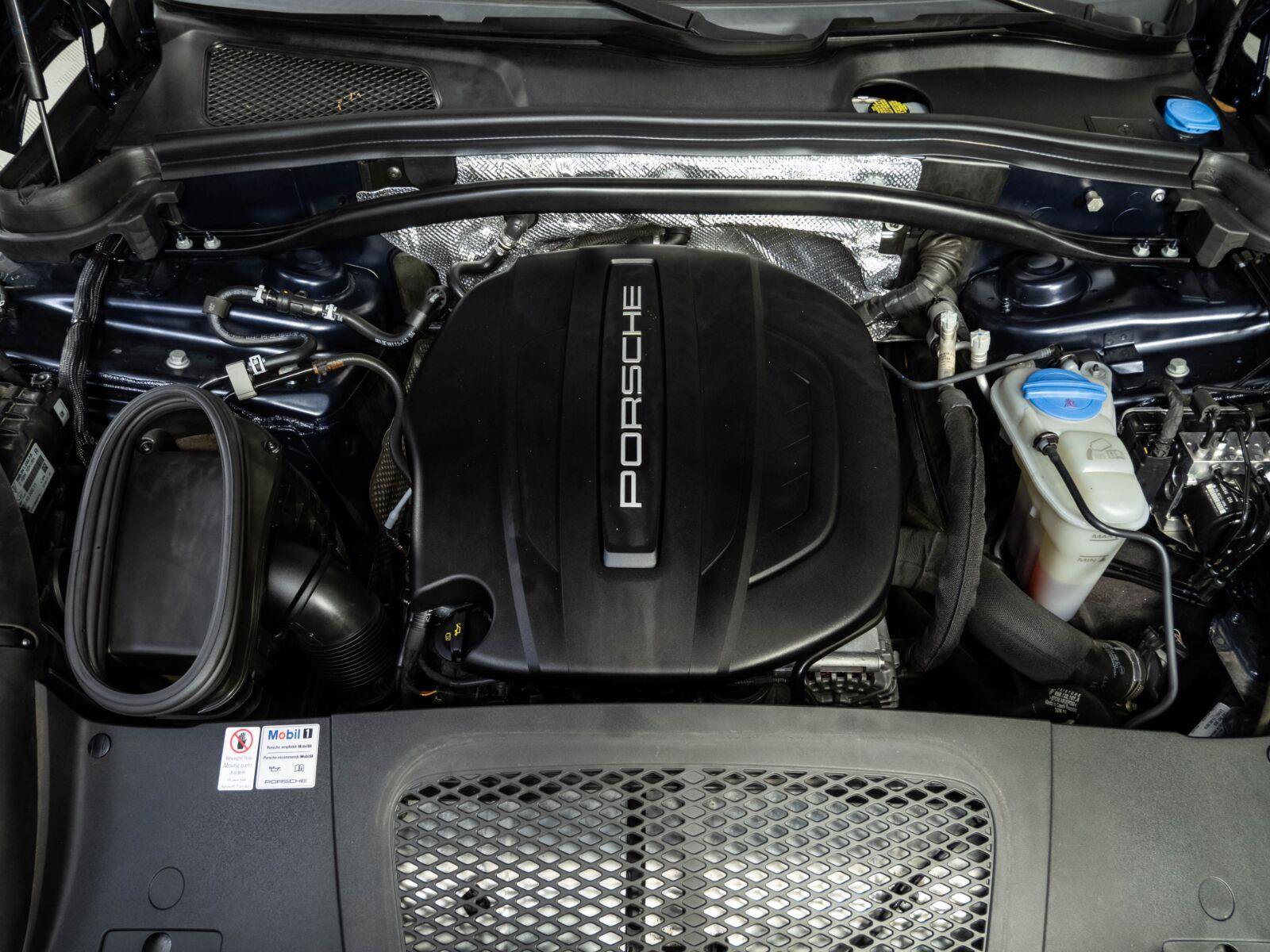 Used 2018 Porsche Macan AWD/4WD image 32