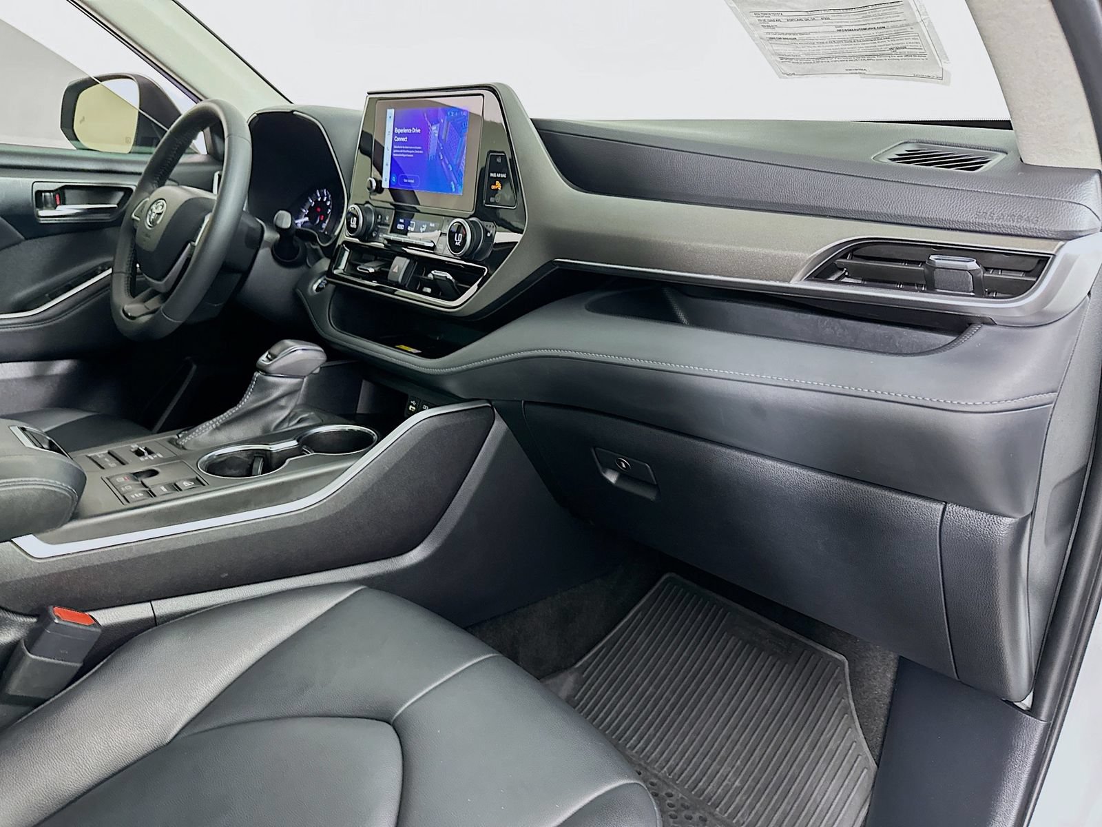 Used 2024 Toyota Highlander XLE AWD/4WD image 31