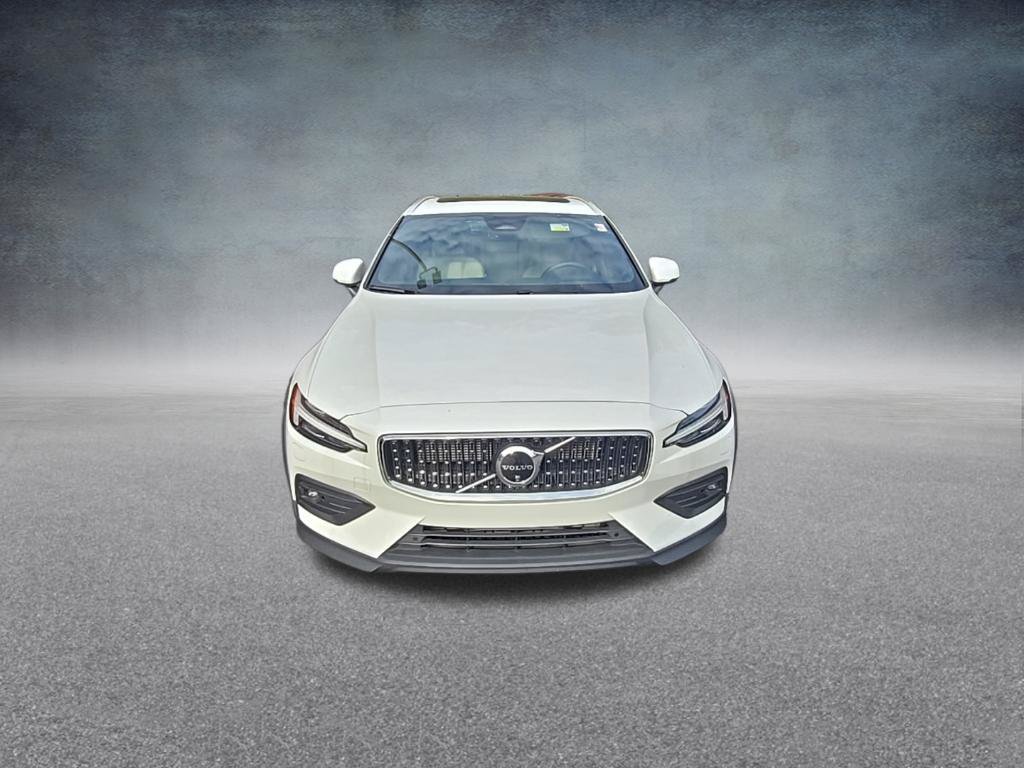 Used 2025 Volvo V60 B5 Cross Country Ultra w/ Climate Package AWD/4WD image 3