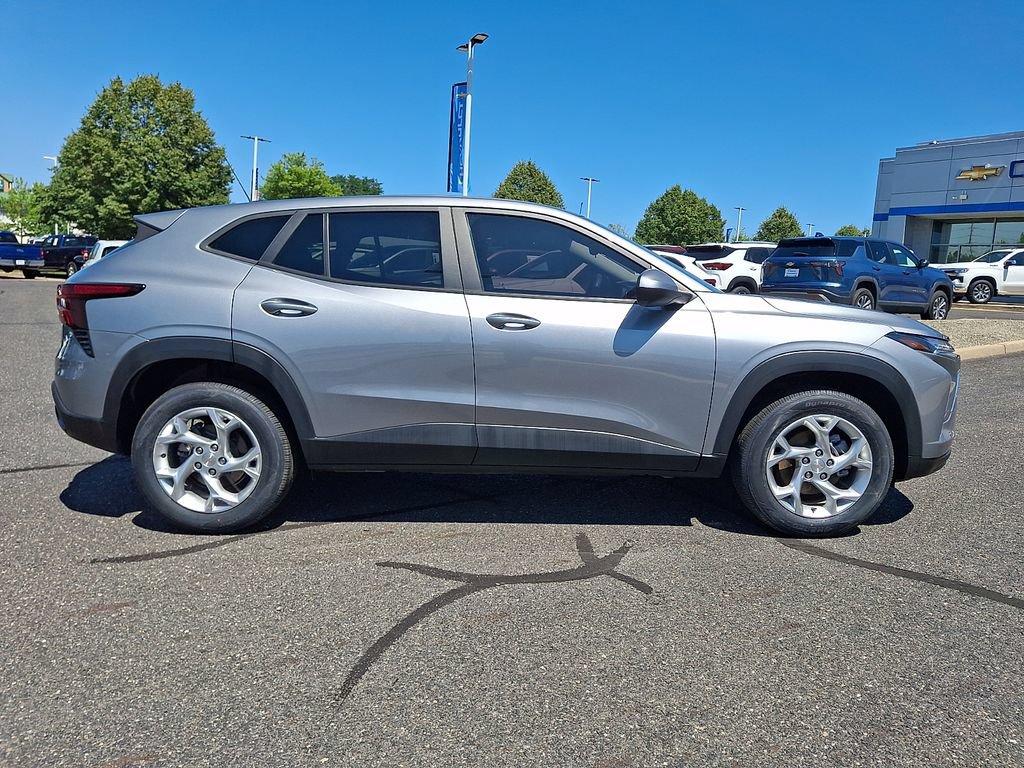 Used 2024 Chevrolet Trax LS w/ LS Convenience Package FWD image 10