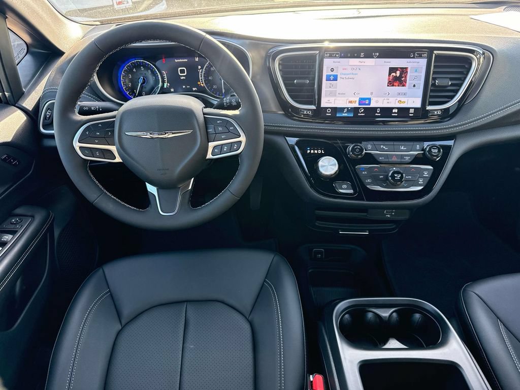 New 2026 Chrysler Pacifica Select FWD image 11