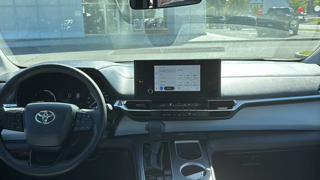 Certified 2025 Toyota Sienna LE FWD image 23