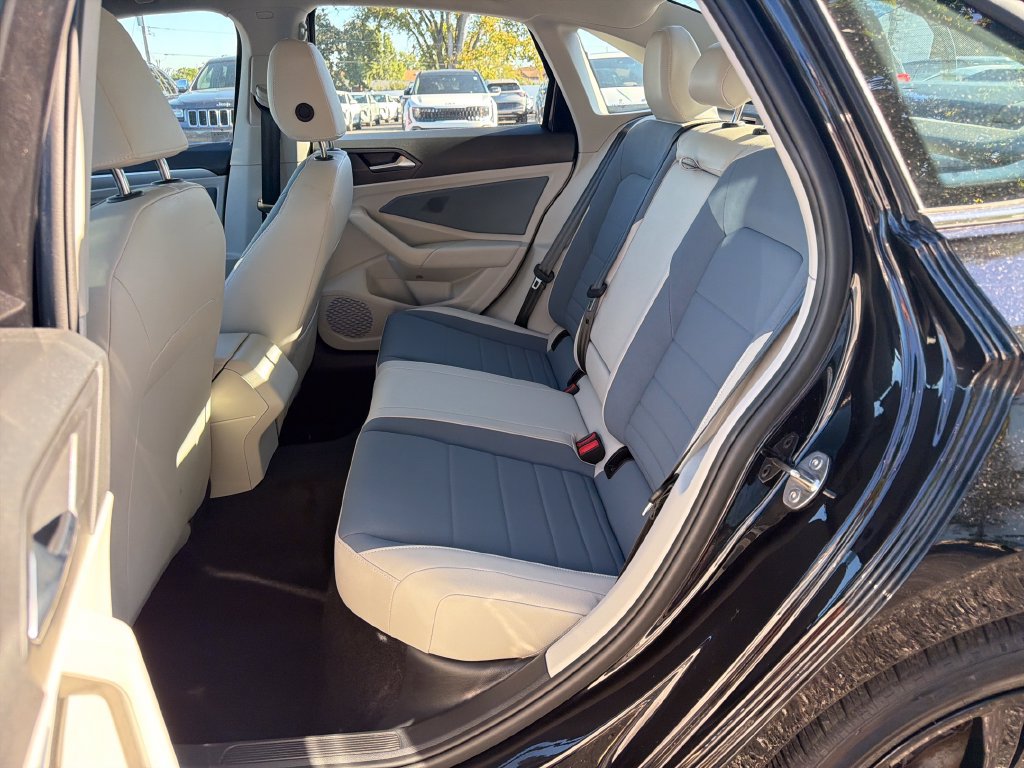 Used 2025 Volkswagen Jetta SE w/ Sunroof Package FWD image 26