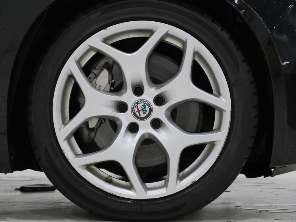 Used 2019 Alfa Romeo Giulia Ti AWD/4WD image 9