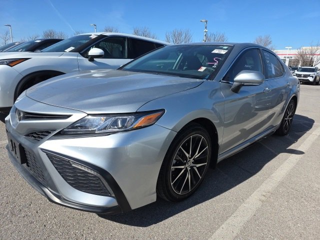 Used 2023 Toyota Camry SE image 3