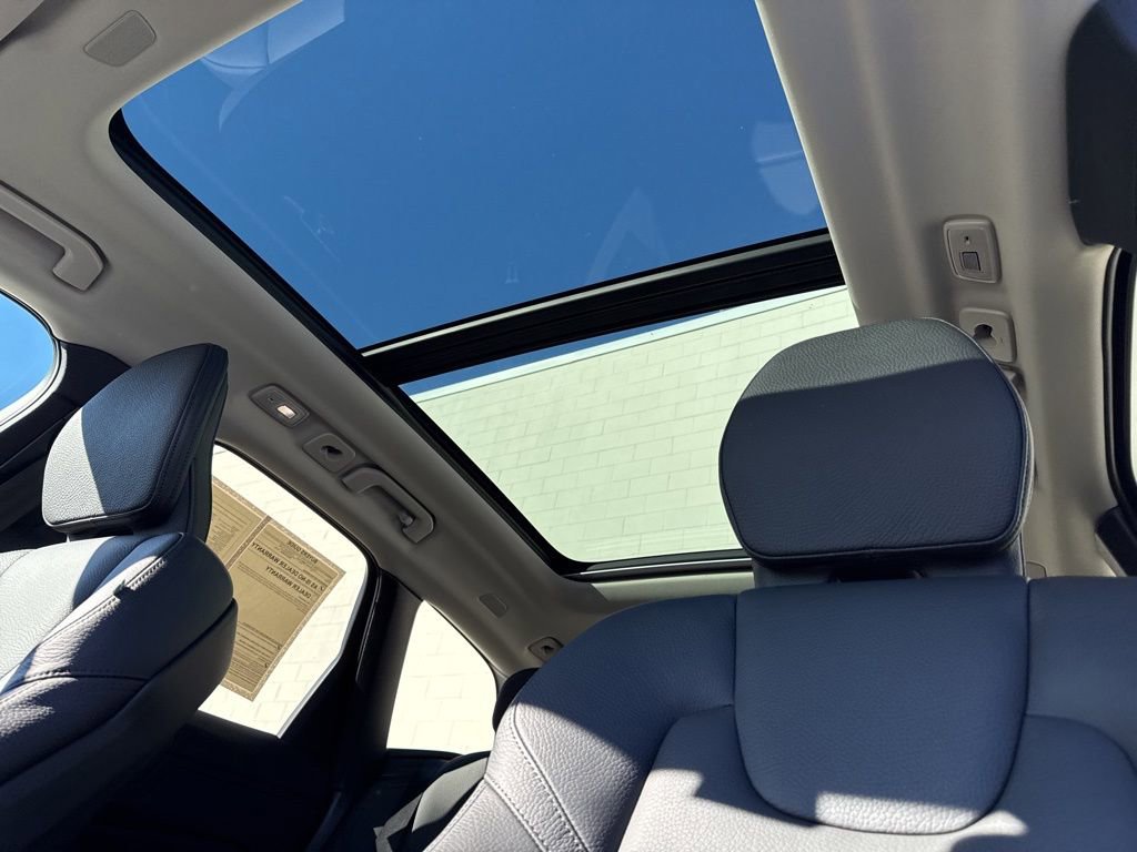 Used 2024 Volvo XC60 T8 Plus w/ Protection Package Premier image 33