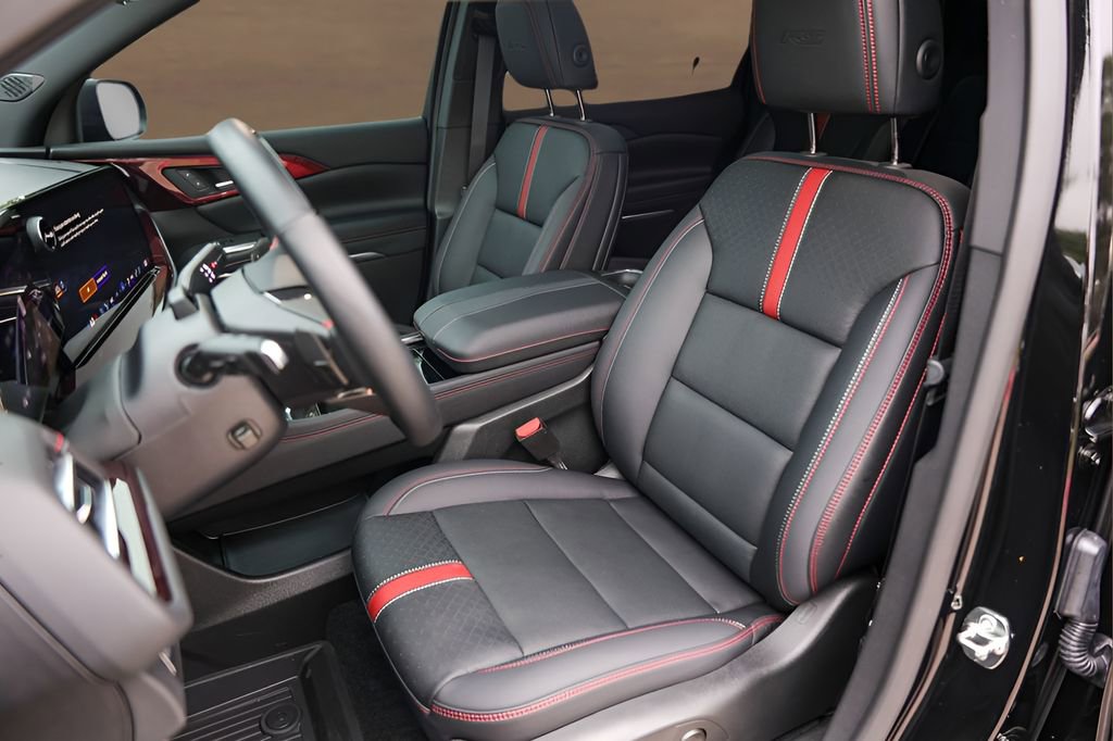 Used 2025 Chevrolet Traverse RS FWD image 7