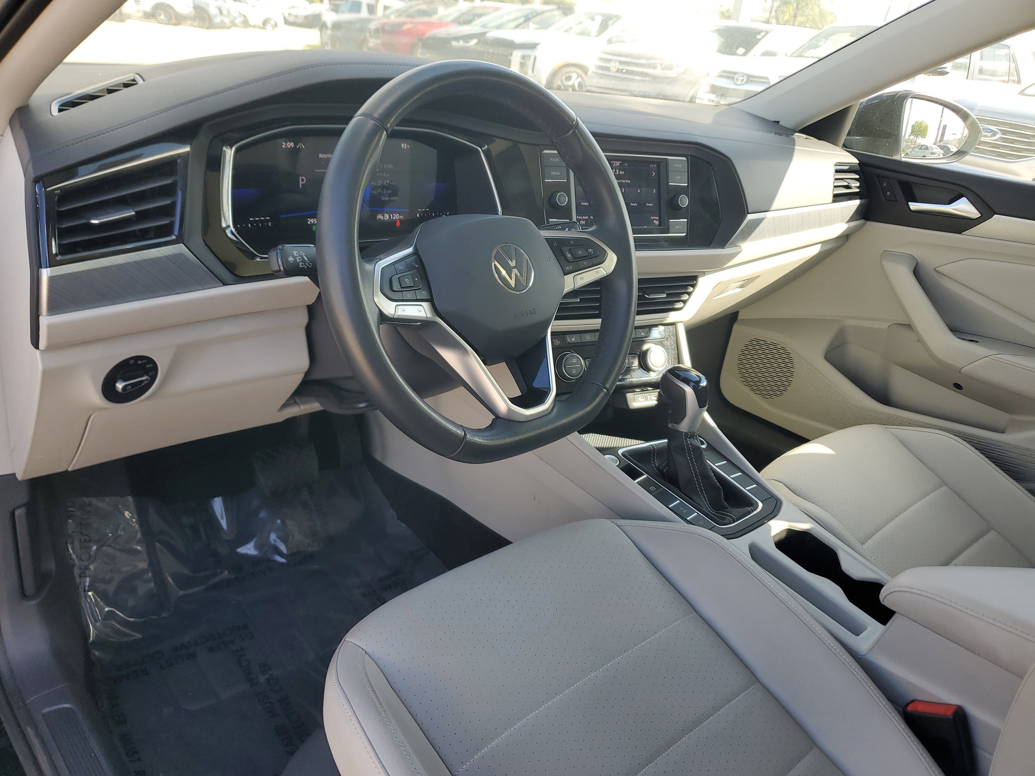 Used 2023 Volkswagen Jetta SE w/ Panoramic Sunroof Package image 8