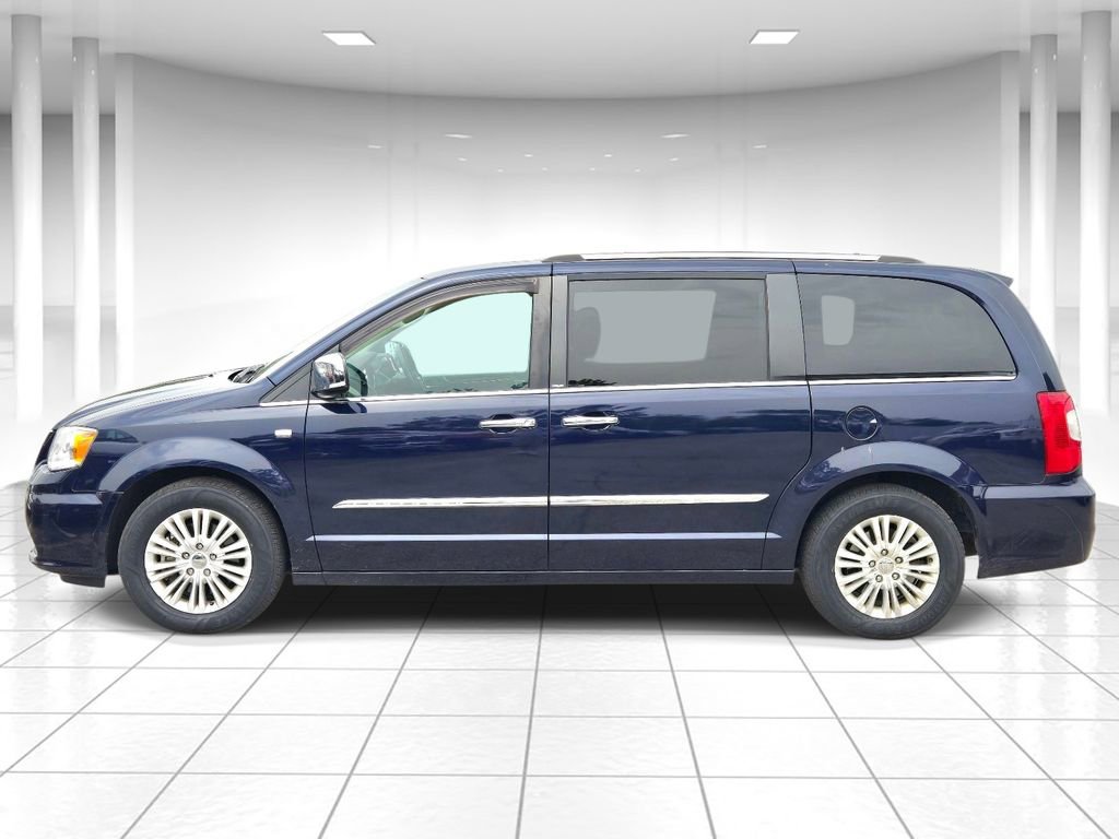 Used 2014 Chrysler Town & Country Touring-L FWD image 6