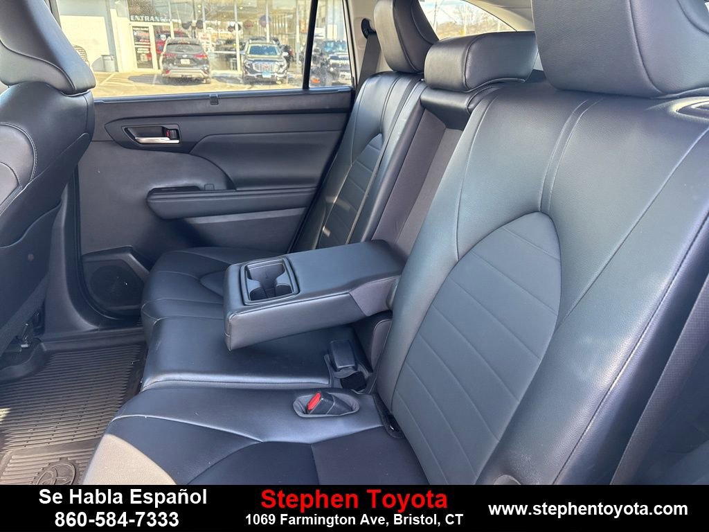 Used 2023 Toyota Highlander XLE AWD/4WD image 10