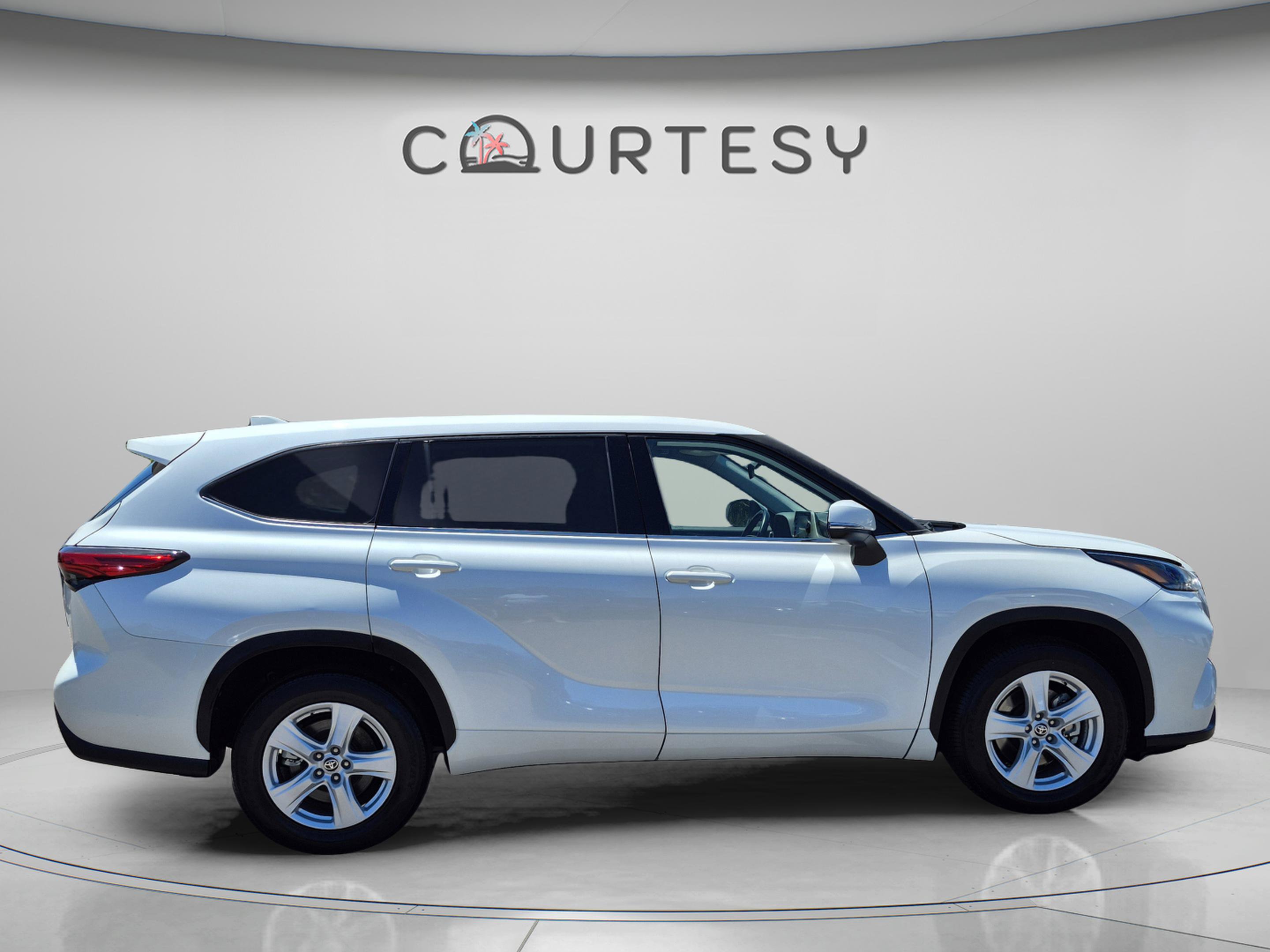 Used 2021 Toyota Highlander LE FWD image 6