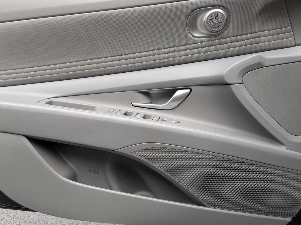 Used 2025 Hyundai Elantra SEL image 11