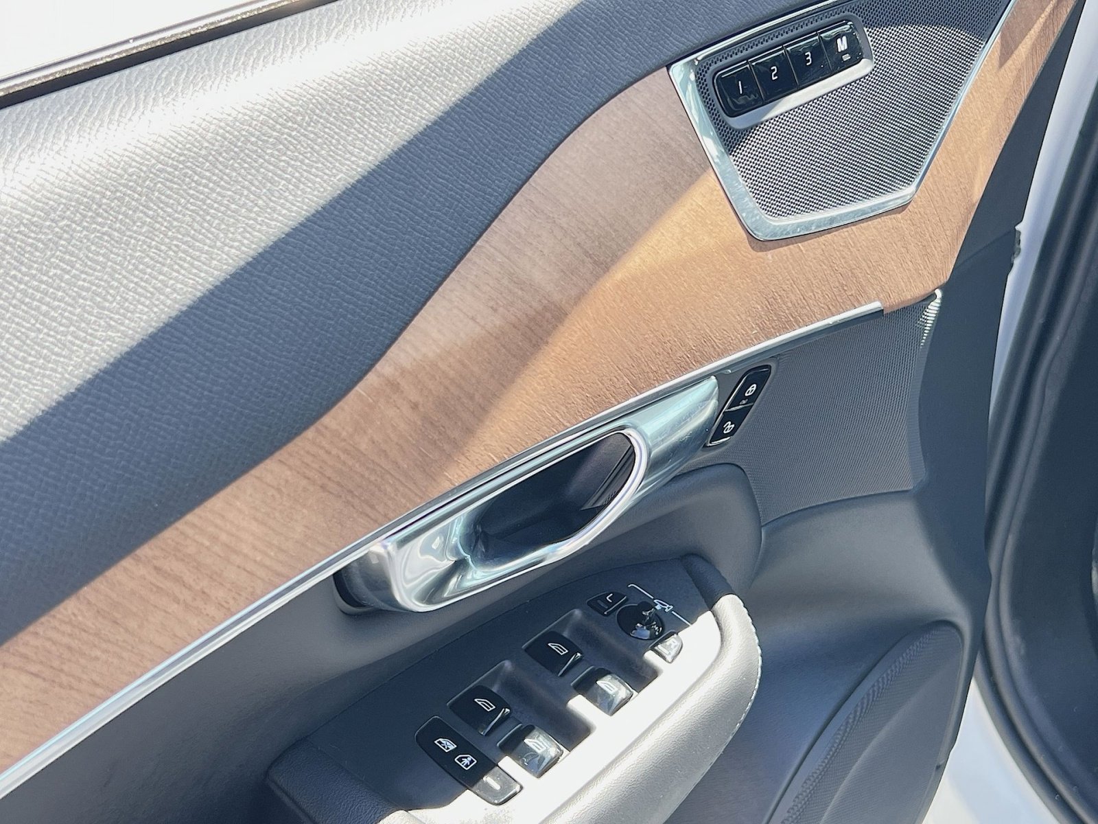 Certified 2025 Volvo XC90 B6 Plus image 15