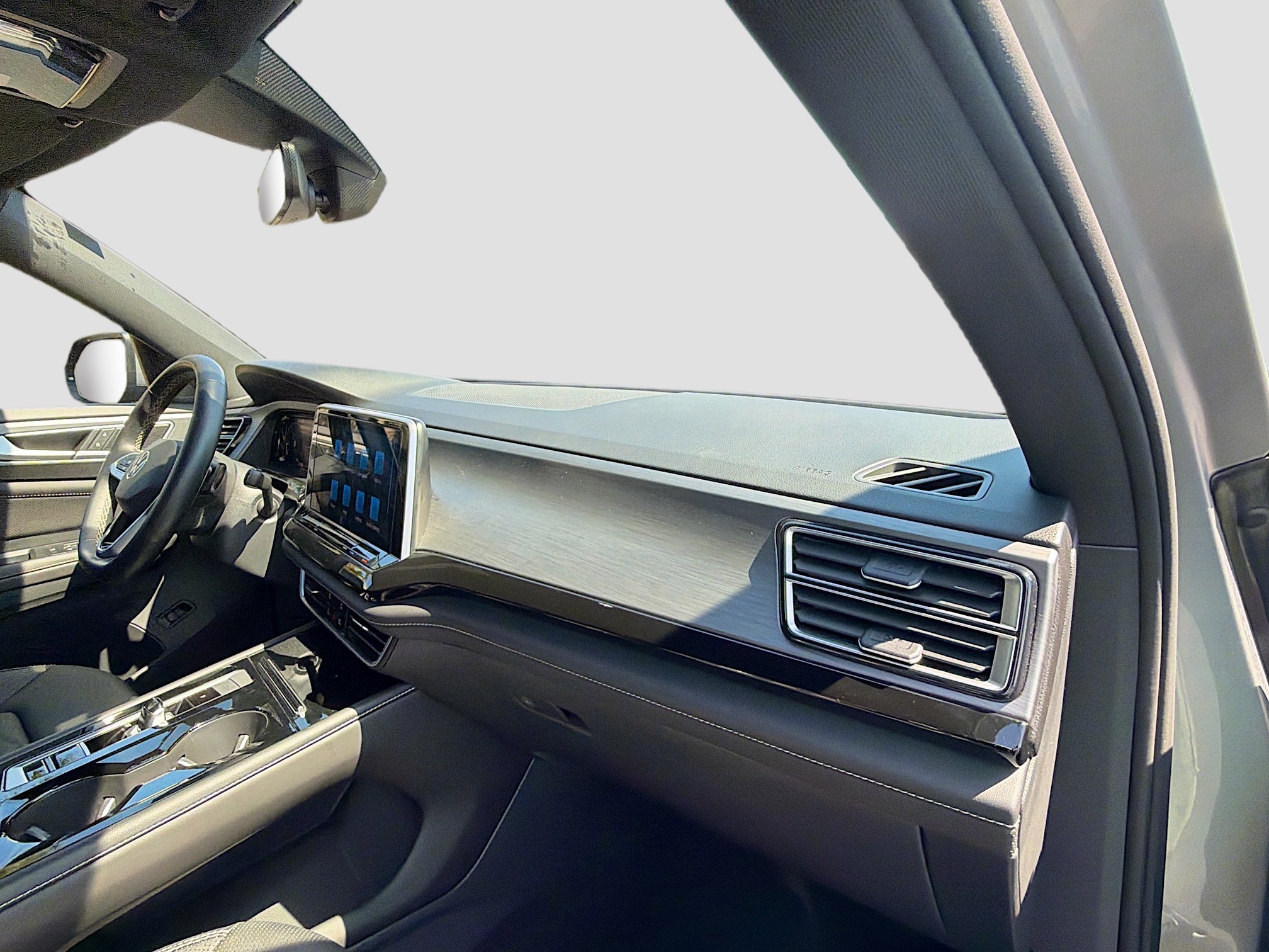 Used 2025 Volkswagen Atlas Cross Sport SE image 15